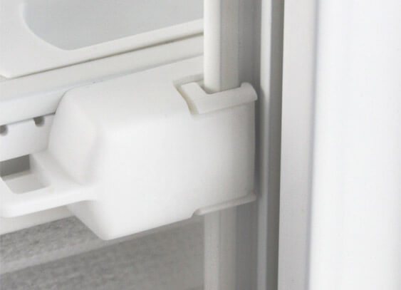 Detailaufnahme der Schienenhalterung an der oberen Schiene des Plissees von hinten Detailaufnahme der Schienenhalterung an der oberen Schiene des Plissees von hinten